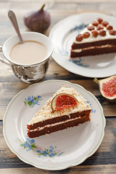 Çikolata pasta fındık ve şek ile bir parça. Seçici odak