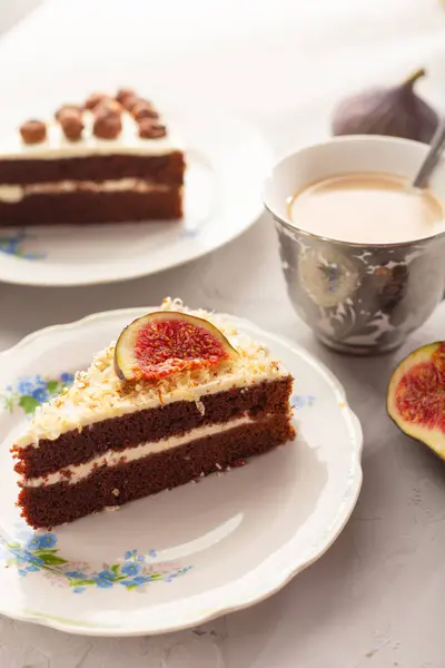 Çikolata pasta fındık ve şek ile bir parça. Seçici odak