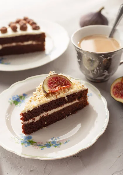 Çikolata pasta fındık ve şek ile bir parça. Seçici odak