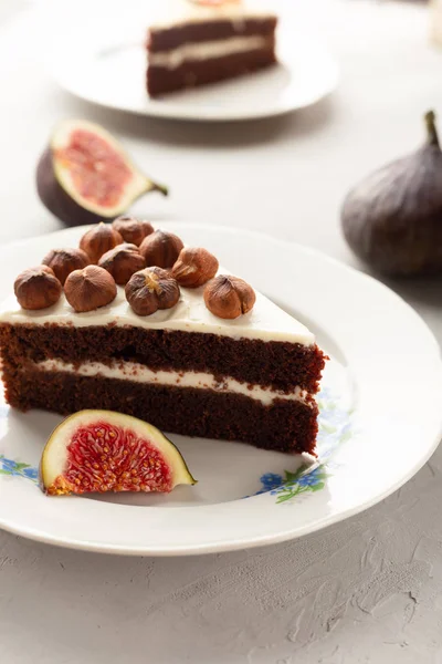 Çikolata pasta fındık ve şek ile bir parça. Seçici odak