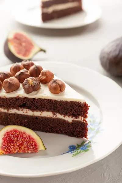 Çikolata pasta fındık ve şek ile bir parça. Seçici odak