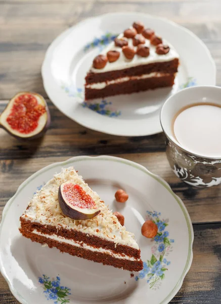 Çikolata pasta fındık ve şek ile bir parça. Seçici odak