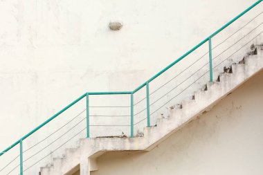 Metal Küpeşte ve eski duvar. Mimari arka plan.