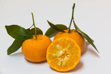 Portakallar beyaz arkaplanda izole edilmiş