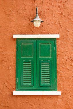 Turuncu duvar zemin üzerine yeşil pencere
