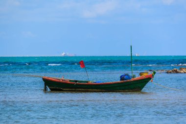 Tayland kıyıya yakın bağlantılı balıkçı teknesi