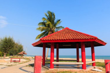 Kırmızı çardak Payoon Beach ili Rayong, Tayland