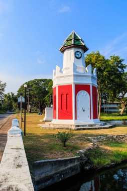Güneş ışığı Sattahip, Chonburi, akşam olarak saat kulesi