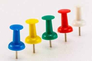 Beyaz arka plan üzerinde satır Push pimleri