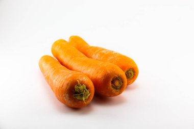 Beyaz zemin üzerine havuç closeup