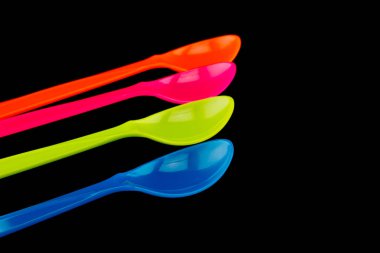 siyah arka plan üzerine plastik kaşık