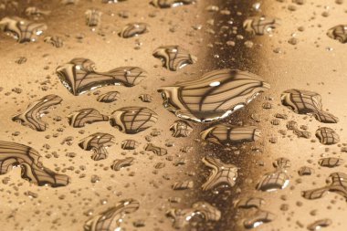 Tablo yansımaları ile parlak metalik yüzey deseni su damla