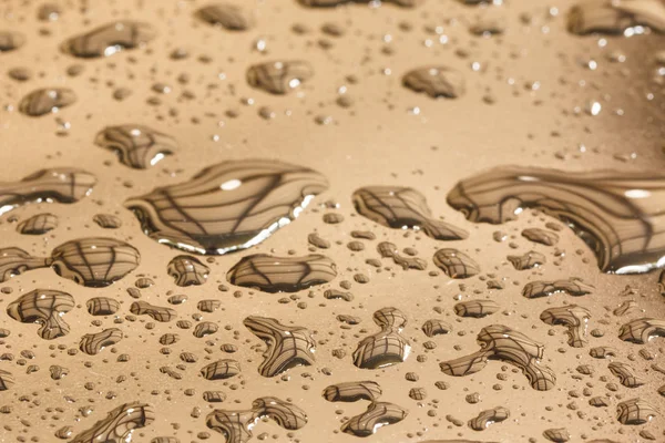 Patrón Gotas Agua Una Superficie Metálica Brillante Con Reflejos Mesa — Foto de Stock