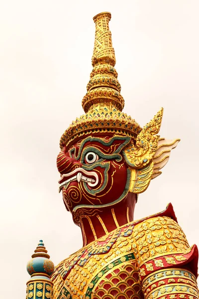 Reuze Thaise Stijl Standbeeld Witte Achtergrond — Stockfoto
