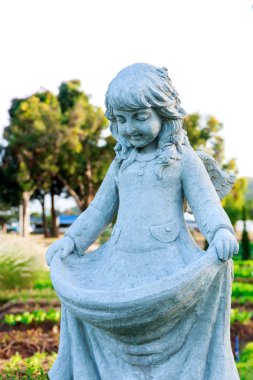 Melek heykeli bahçede kapatın
