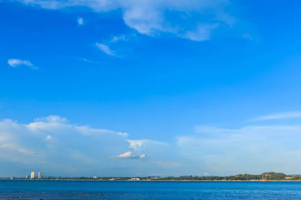 Wunderschönes Meer Unter Wolkenlosem Blauem Himmel — Stockfoto