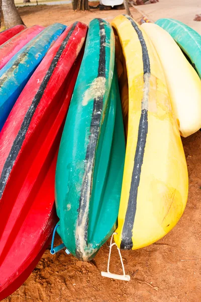 Kolorowe Kajakiem Pobliżu Plaży — Zdjęcie stockowe