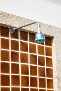 Yüzme Havuzu yakınındaki gümüş duş başlığı