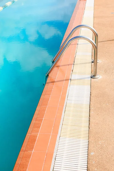 Die Stählerne Leiter Des Schwimmbades Tag — Stockfoto