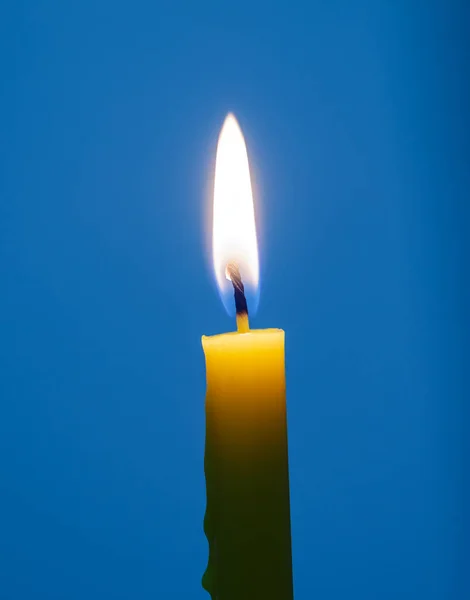 Желтая Свеча Синем Фоне — стоковое фото