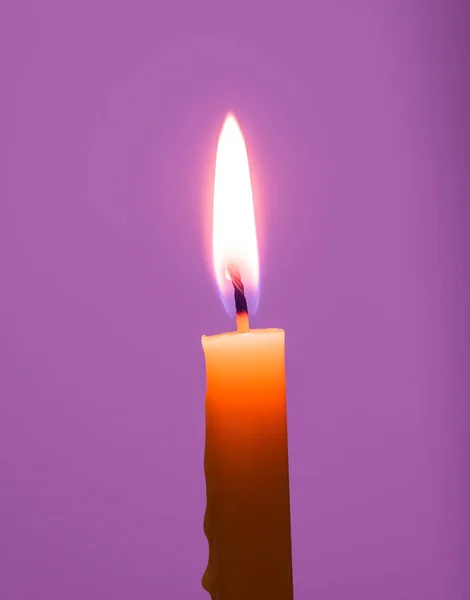 Желтая Свеча Фиолетовом Фоне — стоковое фото