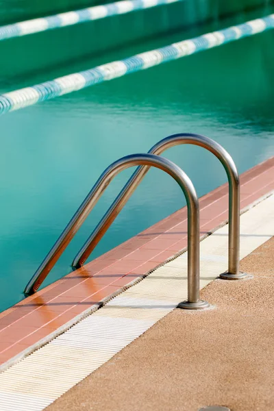 Yüzme Havuzunun Gün Çelik Merdiven — Stok fotoğraf