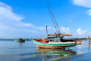 Chonburi Eyaleti, Tayland, kıyıya yakın bağlantılı balıkçı tekneleri