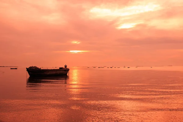 Altes Boot Vor Dem Hintergrund Des Sonnenuntergangs Rotem Farbton — Stockfoto
