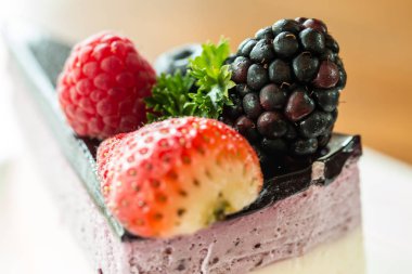 çilek meyve kek üzerine kapatın