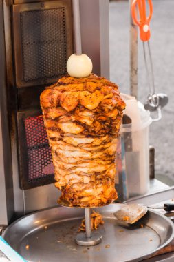 Dönen saptırılmış tavuk ızgara ve tipik bir Orta Doğu sandviç hizmet vermeye hazır