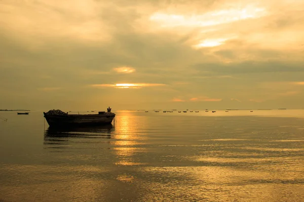 Altes Boot Vor Sonnenuntergang Goldenen Farbton — Stockfoto