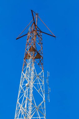 Telekomünikasyon direği mikrodalga bağlantısı ve TV vericisi