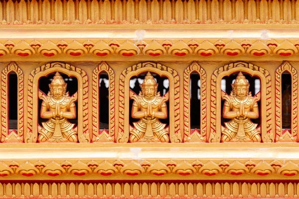 Σειρά από αγάλματα του Βούδα σε βουδιστικό ναό τοίχο — Φωτογραφία Αρχείου