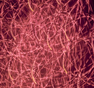 Model kırmızı bir arka plan, soyut mor ışık ile oynama