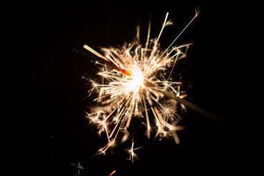 Parti maytap kutlamak siyah arka plan üzerinde küçük havai fişek. Noel ve yeni yıl için kullanmak diğer kutlama .