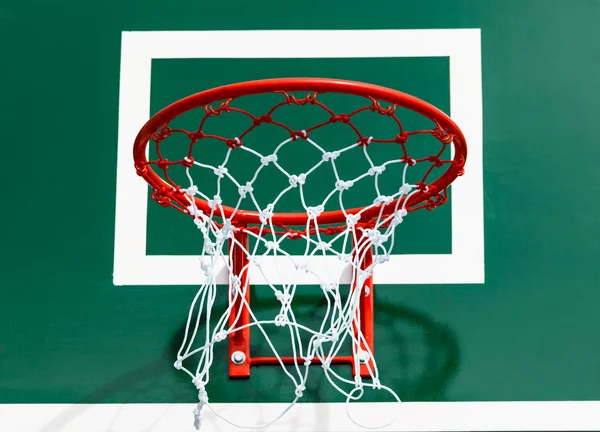 Aro de baloncesto bajo la luz del sol —  Fotos de Stock