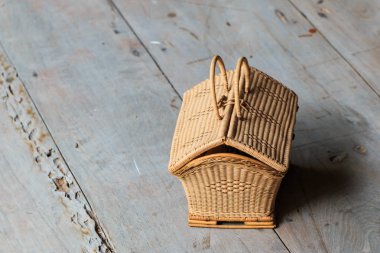 Ahşap üzerinde Wicker çanta