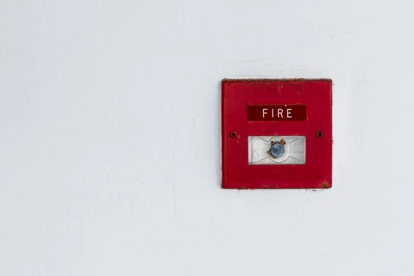 Oude rode doos brandalarm op cement muur — Stockfoto
