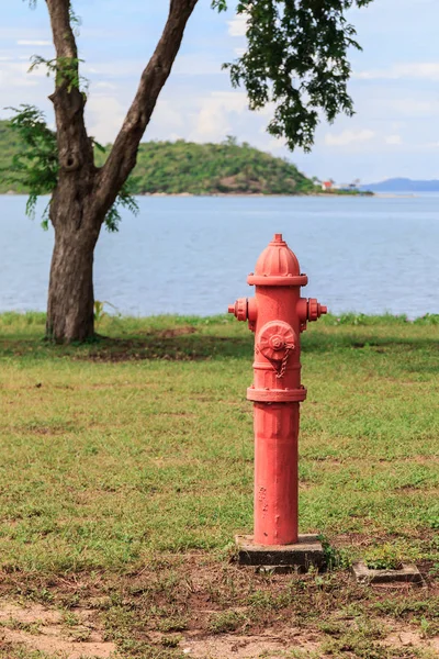 Starý požární hydrant blízko moře — Stock fotografie