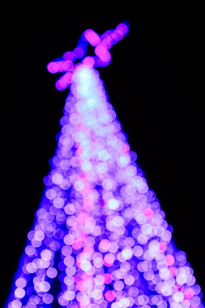 大きなクリスマスの光のツリーのボケ味 — ストック写真