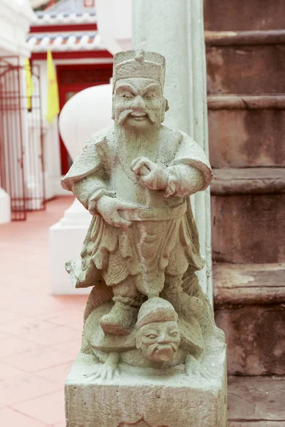 Каменная статуя китайского бога в общественном храме — стоковое фото