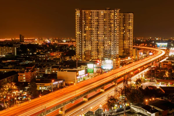 Bangkok 11. juni 2019: gebäude und autobahn in der dämmerung in bangkok, thailand. Bangkok ist eine Hauptstadt und berühmt für sein Nachtleben — Stockfoto