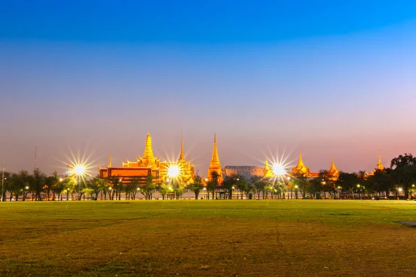 Bangkok, thailand - 11. Dezember 2019: großer palastkomplex und wat phra kaew, eine der touristischen attraktionen bangkoks, bangkok, thailand — Stockfoto