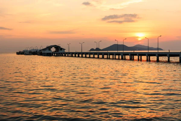 小さな港の船とランプの後ろの夕日 — ストック写真