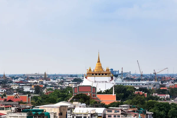 BANGKOK, THAILAND - JUNHO 11, 2019: O monte dourado (Wat Sraket Rajavaravihara), Banguecoque, Tailândia . — Fotografia de Stock