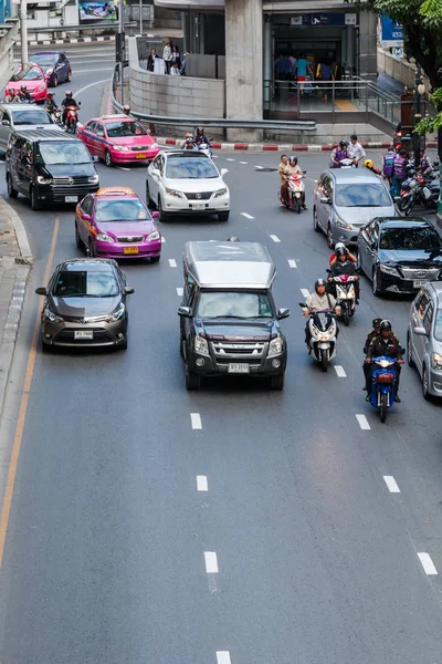 BANGKOK, THAILAND - JUNHO 11, 2019: Os veículos se movem ao longo de Thanon Silom perto de Lumpini Park, Bangkok, Tailândia. Silom é famoso sobre o entretenimento da vida noturna . — Fotografia de Stock