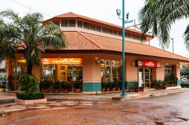 Pattaya, Tayland - 11 Haziran 2019 : Pattaya'daki South Pattaya Caddesi'nde Mae Sri Ruen Thai Chicken noodle ve Thai food restaurant. Güney Pattaya pattaya popüler bir turistik olduğunu