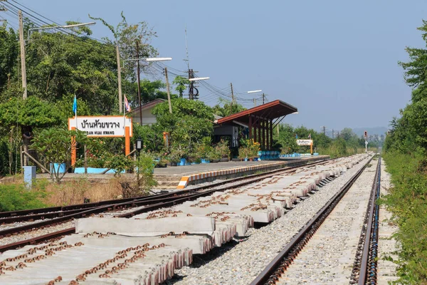 Chonburi, Thailand-11 juni 2019: Ban Huai Kwang tågstation i Chonburi, Thailand. Chonburi är långt från Bangkok ca 150 kilometer. — Stockfoto