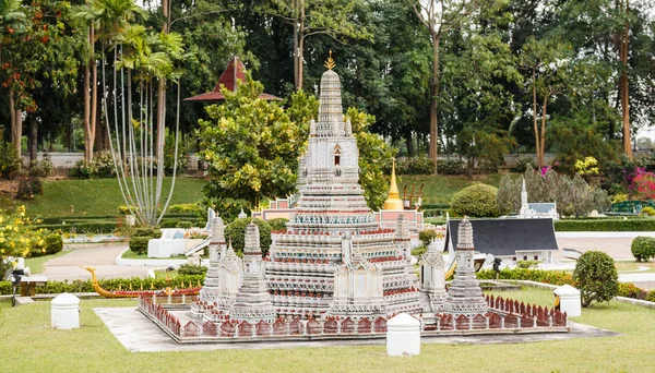 Pattaya, Thaiföld-június 11, 2019: Wat Arunratchawararam Ratchaworamahawihan az egyik legvonzóbb templomok Thaiföldön a mini Siam. Mini Siam híres miniatűr Park attrakciója. 1986-ban építették — Stock Fotó