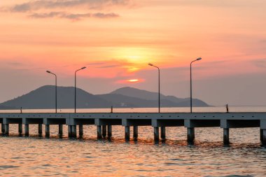 Küçük liman gemisi ve lamba sonrası arkasında Günbatımı